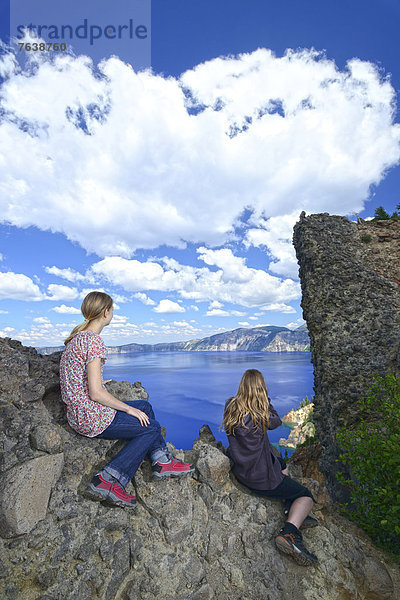 Vereinigte Staaten von Amerika  USA  Nationalpark  sitzend  Frau  Amerika  Reise  Ignoranz  wandern  Mädchen  Cascade Mountain  Kratersee  Oregon
