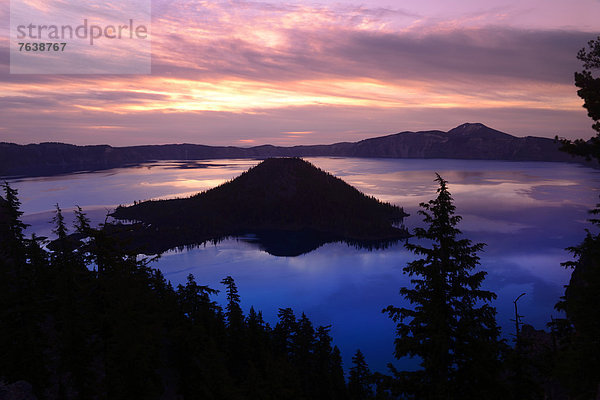 Vereinigte Staaten von Amerika  USA  Nationalpark  Wasser  Amerika  Glut  Sonnenaufgang  Landschaftlich schön  landschaftlich reizvoll  blau  Cascade Mountain  Kratersee  Oregon