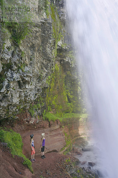 Vereinigte Staaten von Amerika  USA  Jugendlicher  Amerika  Hut  fließen  Wasserfall  Mädchen  Cascade Mountain  Oregon