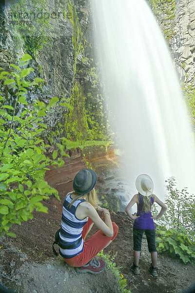 Vereinigte Staaten von Amerika  USA  Jugendlicher  Amerika  Hut  fließen  Wasserfall  Mädchen  Cascade Mountain  Oregon