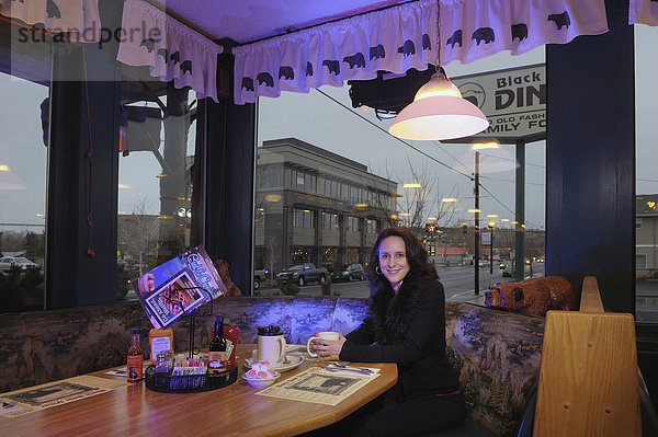Vereinigte Staaten von Amerika  USA  sitzend  Frau  Amerika  Beauty  Abendessen  dunkelhaarig  amerikanisch  Madras  Bürgermeister  Oregon  Tee