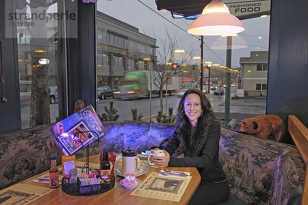 Vereinigte Staaten von Amerika  USA  sitzend  Frau  Amerika  Beauty  Abendessen  dunkelhaarig  amerikanisch  Madras  Bürgermeister  Oregon  Tee