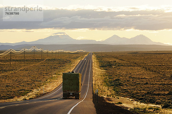Vereinigte Staaten von Amerika  USA  beladen  Amerika  Transport  Abend  Vulkan  Nordamerika  Lastkraftwagen  Bundesstraße  Unendlichkeit  Stromleitung  Cascade Mountain  Oregon