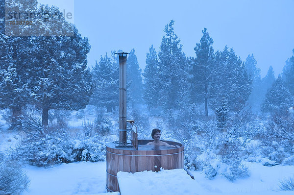 Vereinigte Staaten von Amerika USA Whirlpool Frau Winter Amerika Entspannung Oregon Schnee schneien Wellness