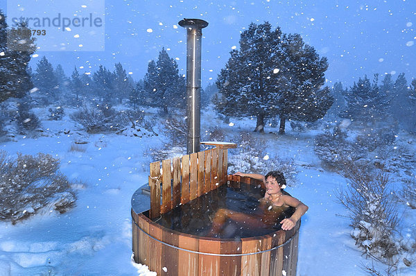 Vereinigte Staaten von Amerika USA Whirlpool Frau Winter Entspannung Schnee schneien Wellness