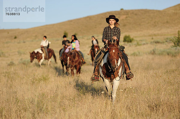 Vereinigte Staaten von Amerika  USA  Sport  Amerika  reiten - Pferd  Gras  Mädchen  Oregon  Ranch