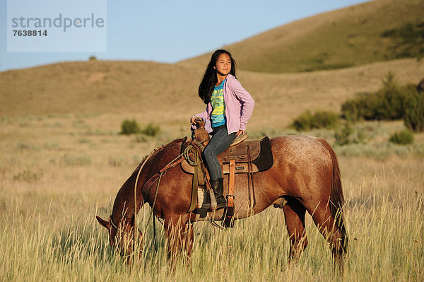Vereinigte Staaten von Amerika  USA  Sport  Amerika  Tourist  chinesisch  reiten - Pferd  jung  Gras  Mädchen  Oregon  Ranch