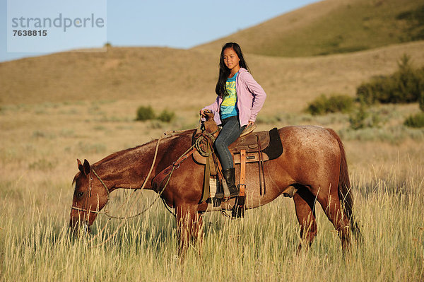 Vereinigte Staaten von Amerika  USA  Sport  Amerika  Tourist  chinesisch  reiten - Pferd  jung  Gras  Mädchen  Oregon  Ranch