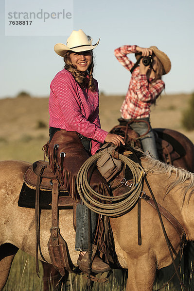 Vereinigte Staaten von Amerika  USA  Frau  Sport  Amerika  Hut  reiten - Pferd  Fotografie  Mädchen  Cowgirl  Oregon  Ranch