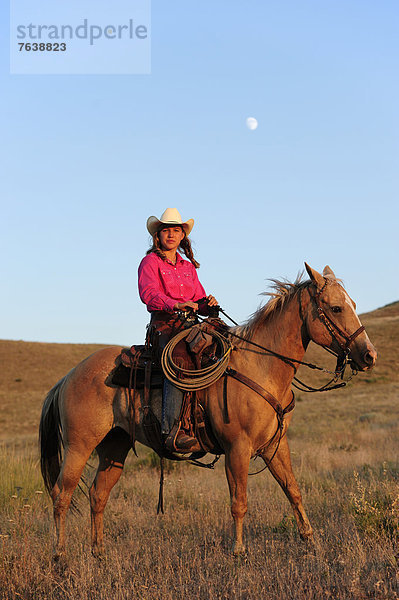 Vereinigte Staaten von Amerika  USA  Frau  Pose  Amerika  Hut  Mond  reiten - Pferd  Mädchen  Cowgirl  Oregon  Prärie
