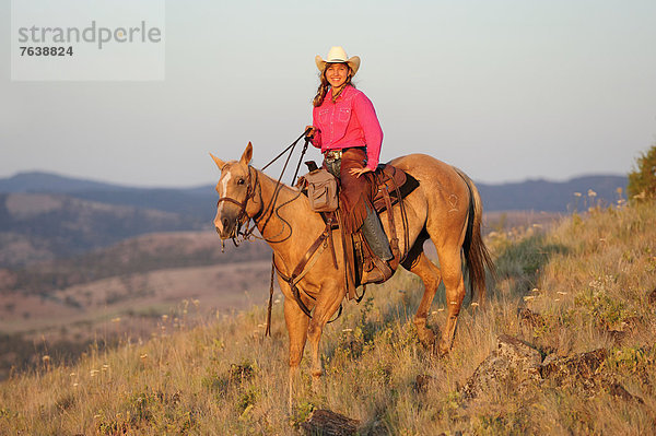 Vereinigte Staaten von Amerika  USA  Portrait  Frau  Freundschaft  Amerika  lächeln  Hut  Mädchen  Cowgirl  Oregon