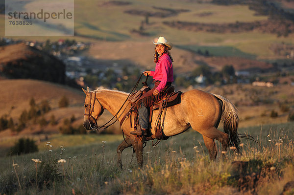 Vereinigte Staaten von Amerika  USA  Portrait  Frau  Freundschaft  Amerika  lächeln  Hügel  Hut  Tal  reiten - Pferd  Mädchen  Cowgirl  Fossil  Oregon