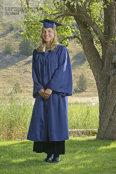 Vereinigte Staaten von Amerika  USA  Senior  Senioren  Frau  Pose  Amerika  Kleid  Hut  Schule  Schulabschluß  Oregon