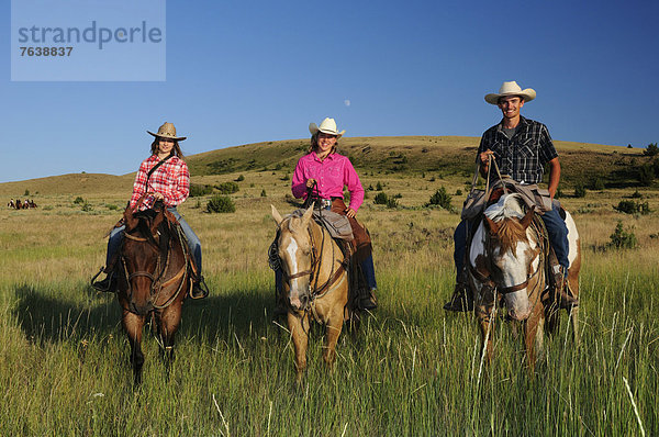 Vereinigte Staaten von Amerika  USA  Sport  Amerika  Tourist  reiten - Pferd  jung  Gras  Mädchen  Oregon  Prärie  Ranch