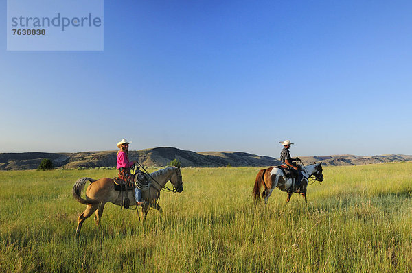 Vereinigte Staaten von Amerika  USA  Frau  Amerika  reiten - Pferd  Wiese  Mädchen  Cowboy  Cowgirl  Oregon  Prärie