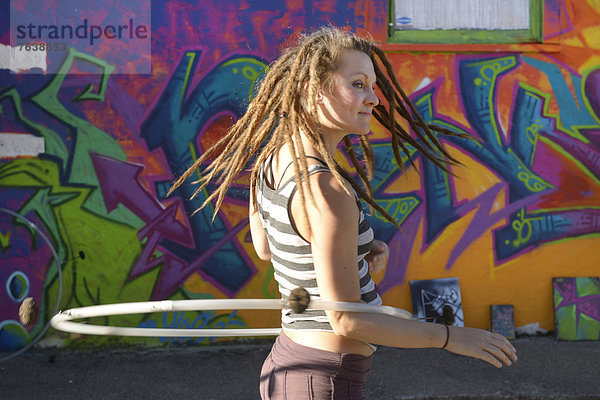 Vereinigte Staaten von Amerika  USA  Farbaufnahme  Farbe  Frau  Fröhlichkeit  Amerika  Straße  zeigen  Nordamerika  jonglieren  Wandbild  Spaß  Oregon