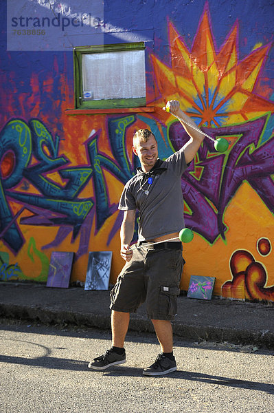 Vereinigte Staaten von Amerika  USA  Farbaufnahme  Farbe  Mann  Fröhlichkeit  Amerika  Straße  zeigen  Nordamerika  jonglieren  Wandbild  Spaß  Oregon