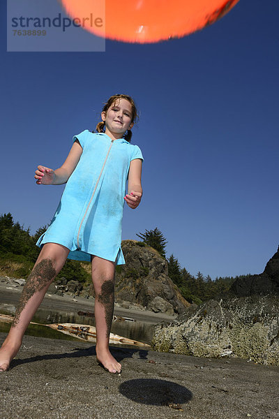 Vereinigte Staaten von Amerika  USA  Urlaub  Amerika  Strand  Sommer  Küste  Spiel  Nordamerika  Mädchen  Frisbee  Spaß  Oregon