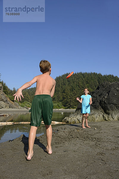 Vereinigte Staaten von Amerika  USA  Urlaub  Amerika  Strand  Sommer  Küste  Spiel  Nordamerika  Frisbee  Spaß  Oregon