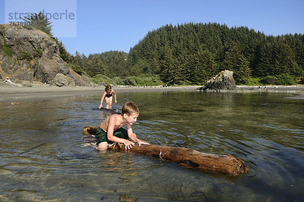 Vereinigte Staaten von Amerika  USA  Urlaub  Amerika  Strand  Junge - Person  Sommer  Küste  Spiel  Nordamerika  Spaß  Oregon