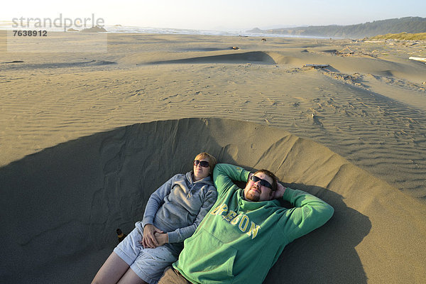 Vereinigte Staaten von Amerika  USA  Frau  Mann  Mensch  Amerika  Entspannung  Menschen  Strand  Küste  Natur  Sand  ungestüm  Nordamerika  Außenaufnahme  Düne  Bier  Oregon