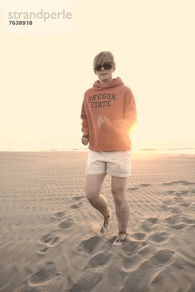 Vereinigte Staaten von Amerika  USA  Frau  Mensch  Amerika  Menschen  Strand  rennen  Küste  Natur  Sand  ungestüm  Nordamerika  joggen  Außenaufnahme  Düne  Mädchen  Oregon