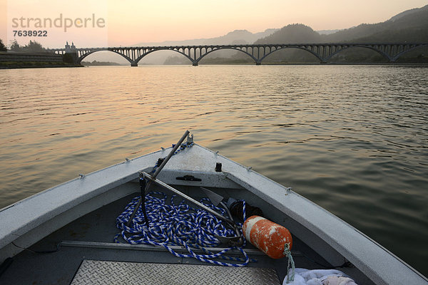 Vereinigte Staaten von Amerika  USA  Wasser  Amerika  Morgen  Küste  Sonnenaufgang  Dunst  Brücke  Fluss  Nordamerika  Oregon