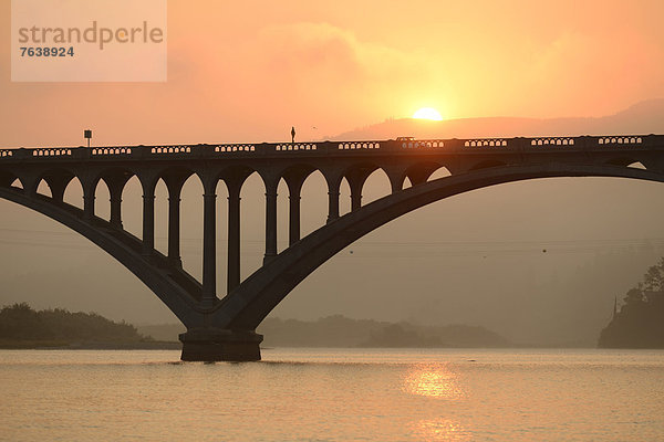 Vereinigte Staaten von Amerika  USA  Wasser  Amerika  Morgen  Küste  Sonnenaufgang  Dunst  Brücke  Fluss  Nordamerika  Oregon