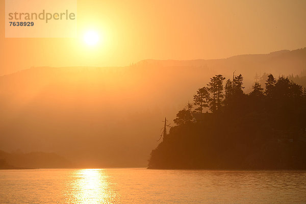 Vereinigte Staaten von Amerika  USA  Wasser  Berg  Amerika  Morgen  Küste  Sonnenaufgang  Dunst  Spiegelung  Landschaftlich schön  landschaftlich reizvoll  Natur  Fluss  ungestüm  Nordamerika  Oregon
