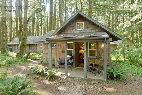 Vereinigte Staaten von Amerika  USA  Frau  Amerika  Entspannung  Wald  Lodge  Landhaus  Nordamerika  Kabine  Oregon