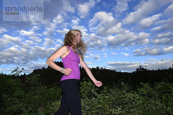Vereinigte Staaten von Amerika  USA  Frau  Amerika  Wolke  folgen  rennen  dramatisch  Nordamerika  joggen  Außenaufnahme  blond  Oregon  Sport