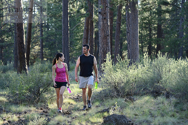 Vereinigte Staaten von Amerika  USA  Frau  Mann  Amerika  gehen  folgen  rennen  Wald  Nordamerika  Außenaufnahme  Oregon