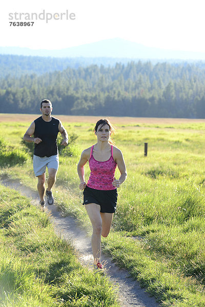 Vereinigte Staaten von Amerika  USA  Frau  Mann  Amerika  folgen  rennen  Nordamerika  joggen  Außenaufnahme  Oregon  Sport
