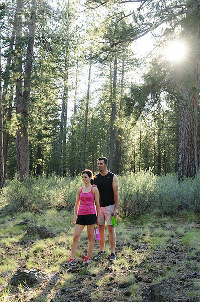 Vereinigte Staaten von Amerika  USA  Frau  Mann  Amerika  Sport  Wald  Natur  wandern  Nordamerika  Läufer  Außenaufnahme  Oregon