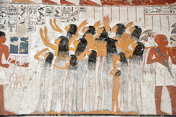 nahe  passen  Frau  Unterstützung  frontal  Traurigkeit  Ägypten  Hausarbeit  Kollege  antik  Luxor  Grabmal  Witwe