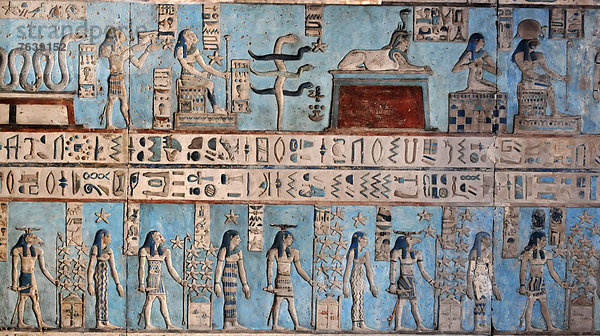 Farbaufnahme  Farbe  Liebe  streichen  streicht  streichend  anstreichen  anstreichend  Hilfe  Schwangerschaft  Ägypten  Bildsequenz  Schönheit  antik  Fruchtbarkeit  Göttin