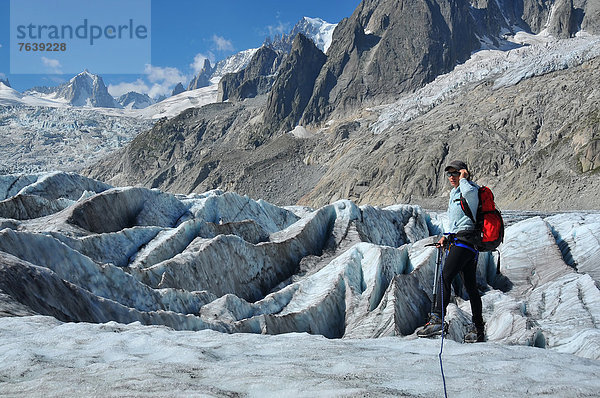 Frankreich  Frau  über  Eis  Kreuzform  Kreuz  Kreuze  Klettern  Chamonix  Bergmassiv