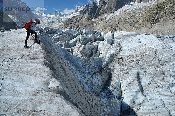 Frau  Ecke  Ecken  französisch  Seil  Tau  rennen  Eis  groß  großes  großer  große  großen  Alpen  befestigen  Bergsteiger  Gletscherspalte