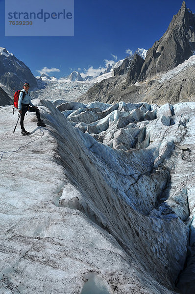 überqueren  Frankreich  Frau  denken  Alternative  über  Meer  Eis  Feld  Klettern  Chamonix  Gletscherspalte  Bergmassiv