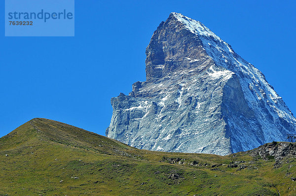 bedecken  nehmen  Sommer  über  Hügel  Ehrfurcht  Matterhorn  Alpen  Fokus auf den Vordergrund  Fokus auf dem Vordergrund  Gras  beeindruckend  schweizerisch  Zermatt