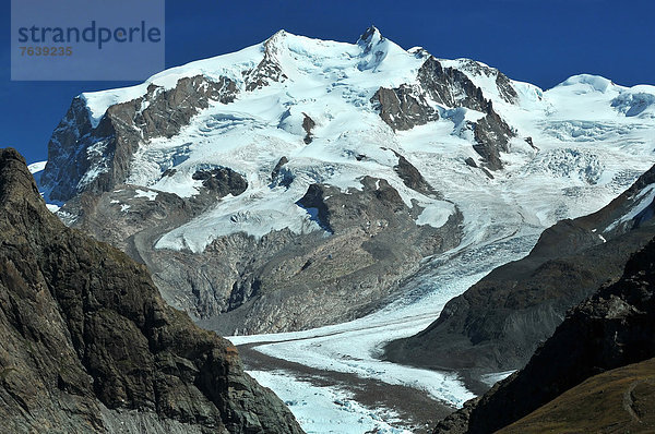 Mittelgroße Menschengruppe Mittelgroße Menschengruppen hoch oben über Ehrfurcht Alpen Berggipfel Gipfel Spitze Spitzen Monte Rosa Bergmassiv Sekunde Zermatt