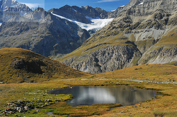 Landschaftlich schön  landschaftlich reizvoll  Berg  folgen  über  klein  Überraschung  See  wandern  Matterhorn  Alpen  schweizerisch  Weg  Zermatt