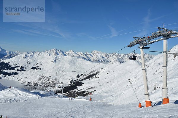 Kleine Menschengruppe Kleine Menschengruppen leer Frische Wahrzeichen Hintergrund Alpen Skisport Wintersportort Fokus auf den Vordergrund Fokus auf dem Vordergrund Ski Verbier Schnee schweizerisch