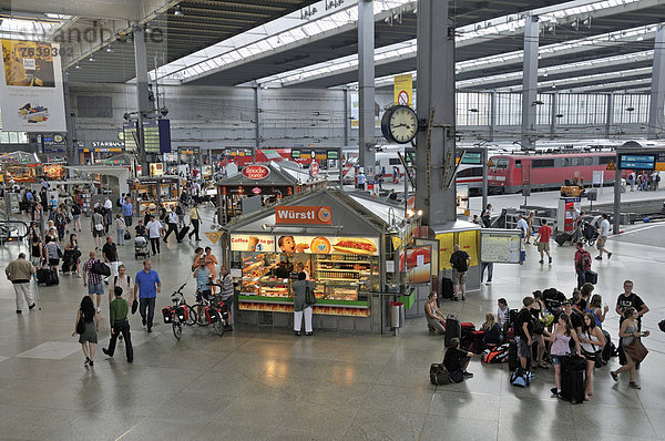 Europa  Halle  Zug  Passagier  Bayern  Deutschland  München  Haltestelle  Haltepunkt  Station  Straßenverkehr  Oberbayern