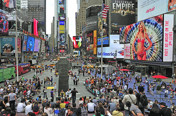 Vereinigte Staaten von Amerika  USA  New York City  Stadt  Großstadt  Statue  Nordamerika  Innenstadt  Manhattan  Times Square