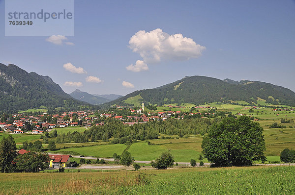 Landschaftlich schön landschaftlich reizvoll Europa Landschaft Kirche Bayern Deutschland Pfarrkirche Pfronten Schwaben