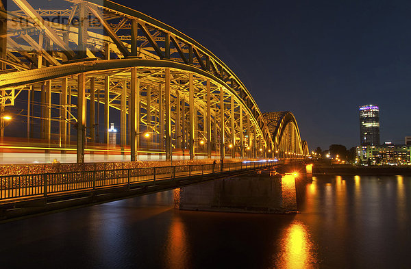 Europa  Nacht  Brücke  Köln  Deutschland  Nordrhein-Westfalen  Rheinland