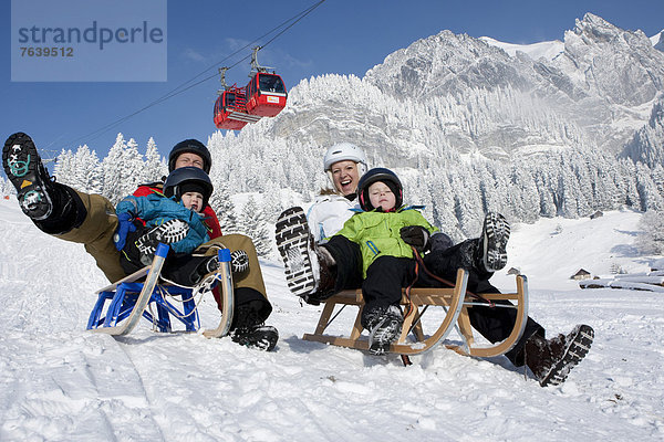 Freizeit Wintersport Berg Winter Sport Abenteuer fahren Schlitten Seilbahn mitfahren