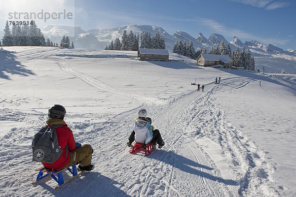 Landschaftlich schön landschaftlich reizvoll Freizeit Wintersport Berg Winter Sport Abenteuer Landschaft fahren Schlitten mitfahren