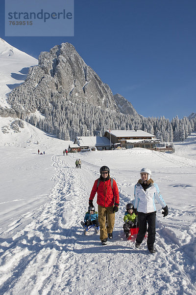 Freizeit Wintersport Berg Winter Sport Abenteuer fahren Schlitten mitfahren